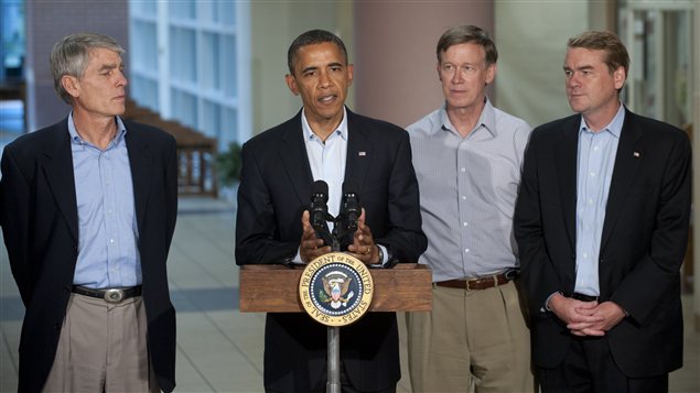 Après avoir rencontré les familles des 12 personnes tuées lors de la fusillade de vendredi, le président des États-Unis Barack Obama a déclaré dimanche que aux habitants d'Aurora que tout le pays pensait à eux.