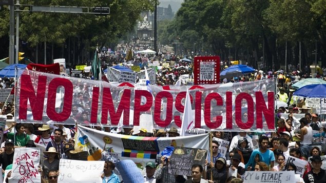 Manifestation à Mexico contre le résultat des dernières élections. Les gens protestent contre ce qu'ils qualifient d'« imposition » du candidat de l'ancien parti dirigeant du pays comme nouveau président. 