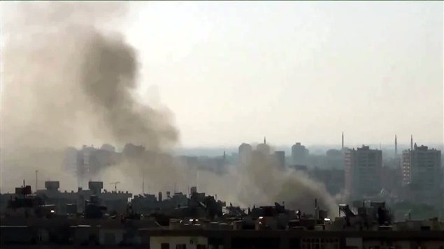 Image provenant d'une vidéo diffusée sur Internet montrant de la fumée émanant du quartier de Mazzé, à Damas, le 22 juillet.