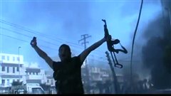 Sc�ne de combat � Alep, montrant un rebelle brandissant son arme. (image diffus�e sur YouTube)