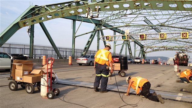 Travailleurs sur le pont Jacques-Cartier.