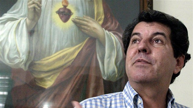 Le dissident cubain Oswaldo Paya lors d'une conférence de presse à La Havane, Cuba, le 3 février 2003