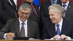 Le grand chef du Grand Conseil des Cris, Matthew Coon Come, et le premier ministre Jean Charest.