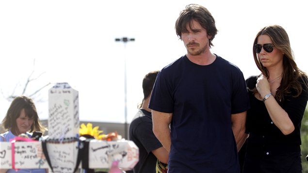 L'acteur Christian Bale devant une crois érigée près du cinéma 16, à Aurora au Colorado, le 24 juillet 2012