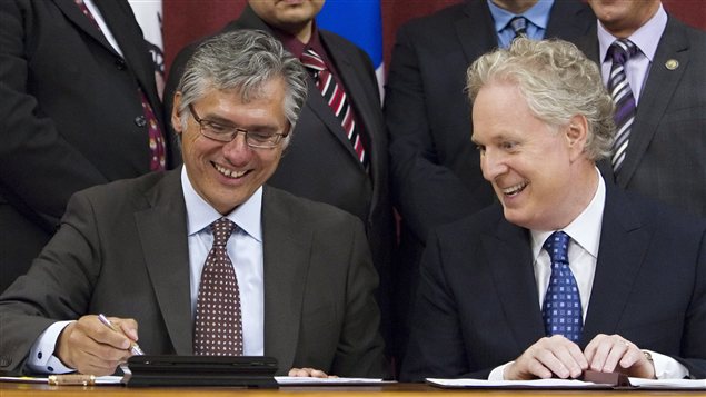 Le grand chef du Grand Conseil des Cris, Matthew Coon Come, et le premier ministre Jean Charest.
