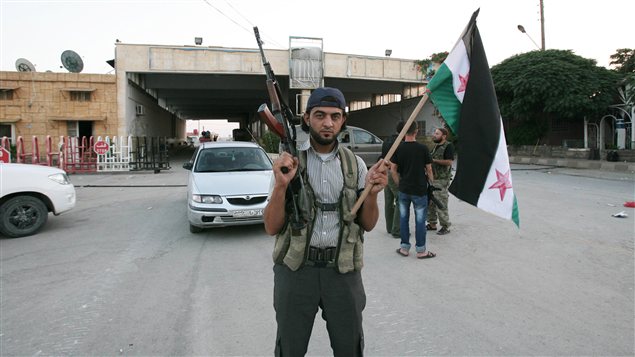 Un membre de l'Armée syrienne libre (ASL) devant le poste frontalier de Bab al-Salam, près de la Turquie, le 22 juillet 2012.