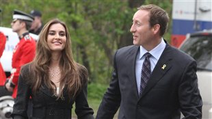 Nazanin Afshin-Jam et le ministre Peter MacKay, à Ottawa, le 18 mai 2011