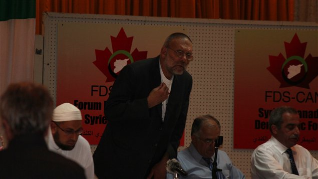 Le père Paolo Dall'Oglio lors de la rencontre avec les membres de la communauté syrienne à l'église Notre-Dame-des-Anges, à Montréal.