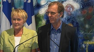 La chef péquiste, Pauline Marois, et le candidat péquiste dans Soulanges, André Bouthillier, à Les Cèdres, vendredi