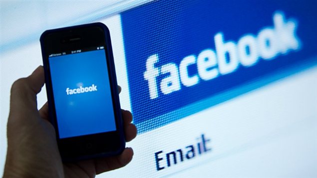 Un téléphone intelligent montrant une application Facebook.