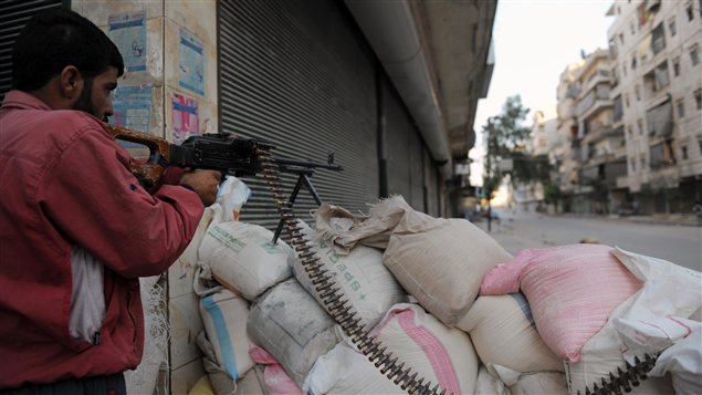 Un rebelle syrien se tient prêt à affronter les forces du régime de Bachar Al-Assad dans la ville d'Alep.