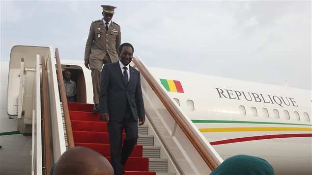 Le président malien par intérim à sa descente de l'avion, à Bamako.