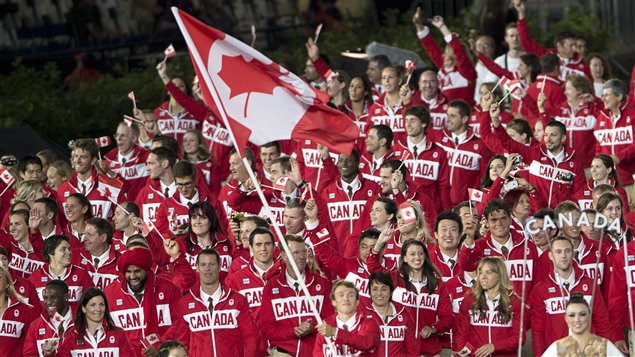 Le triathlète Simon Whitfield a mené la délégation canadienne.