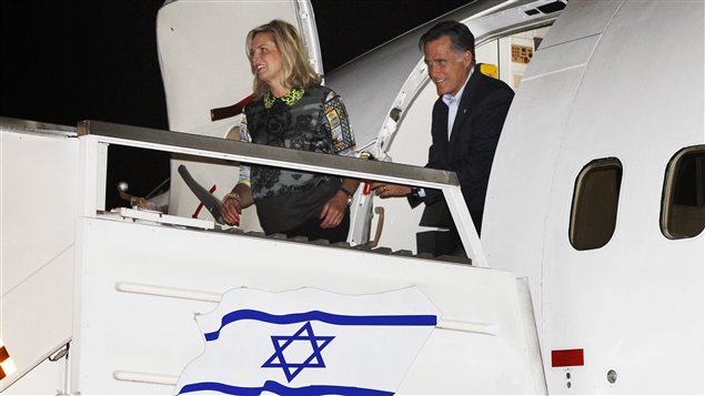 Mitt Romney et son épouse à leur arrivée à Tel-Aviv.