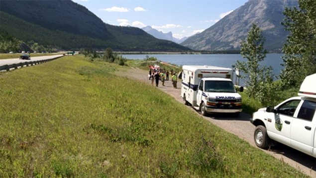 Intervention des services médicaux d'urgence sur les lieux d'une chute mortelle, près de Calgary