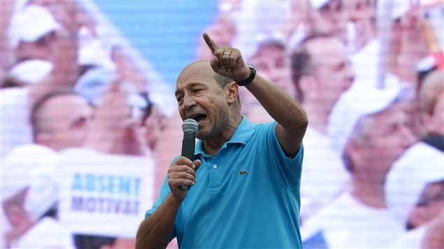 Le président roumain Traian Basescu parlent à ses sympathisants à Bucharest, le 26 juillet 2012
