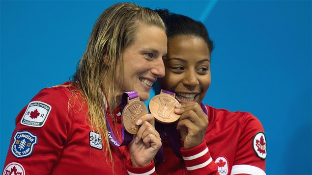 Émilie Heymans et Jennifer Abel savourent leur médaille de bronze au 3 m synchro.