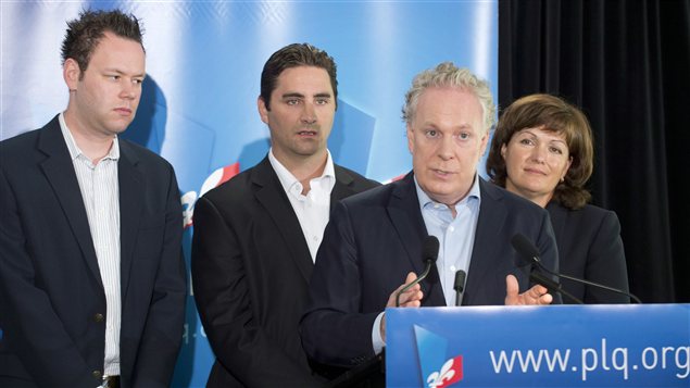 Le premier ministre du Québec, Jean Charest, et des candidats libéraux.