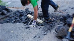 Les citoyens enl�vent l'asphalte des trottoirs dans Rosemont-La Petite-Patrie | @Radio-Canada/C�cile Gladel