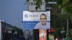 � 24 heures du possible d�clenchement des �lections, le parti de Jean-Martin Aussant, Option nationale, commence � poser ses affiches �lectorales dans la circonscription de Bourget. 