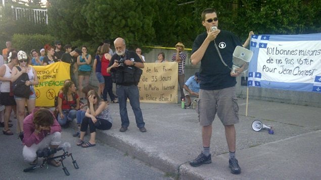 Des manifestants réunis à l'occasion de l'investiture de Jean Charest à Sherbrooke, le 31 juillet 2012