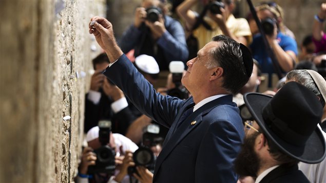 Le candidat républicain à l'élection présidentielle américaine Mitt Romney glisse un message dans le mur des Lamentations, dans la vieille ville de Jérusalem.