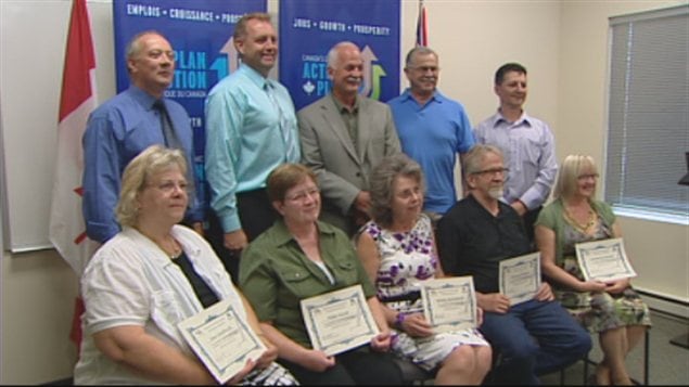 Ces travailleurs de St-Pierre-Jolys au Manitoba ont bénéficié de programmes de formation professionnelle financés par l'Initiative ciblée pour les travailleurs âgés.