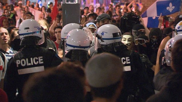 Manifestants et policiers du SPVM lors de la 100e manifestation nocturne