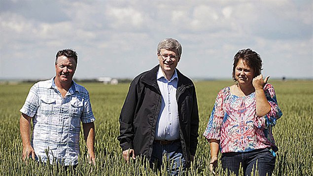 Le premier ministre Stephen Harper de passage à Kindersley en Saskatchewan mercredi.