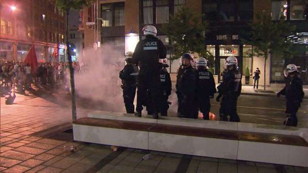 Des pièces pyrotechniques lancées en direction des policiers du SPVM