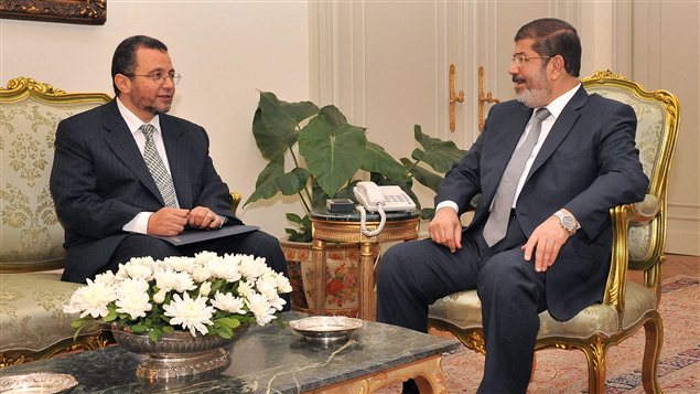 Le premier ministre Hicham Kandil (à gauche) et le président Mohamed Morsi.
