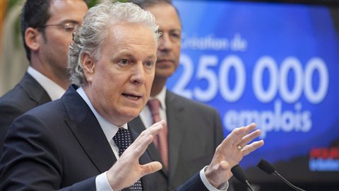 Qu�bec � Le premier ministre Jean Charest annonce la cr�ation de 250 000 emplois d'ici 2017 en compagnie de l�ex-ministre Sam Hamad, candidat dans Louis-H�bert.