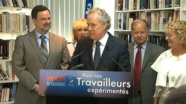 Jean Charest, entouré des ministres Alain Paquet (délégué aux Finances et responsable de la région de Laval), Julie Boulet (Emploi et Solidarité sociale), Raymond Bachand (Finances et Revenu) et Marguerite Blais (responsable des Aînés)