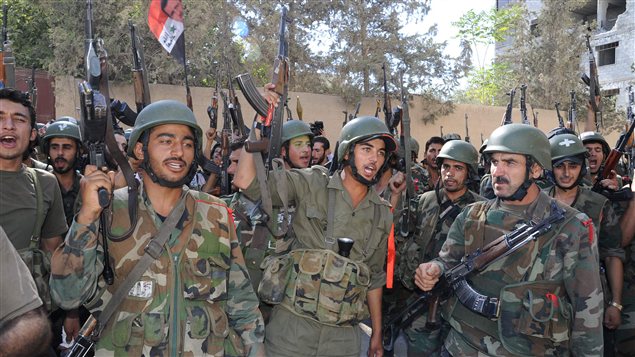 Des soldats de l'armée régulière à Damas le 4 août 2012