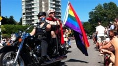 Des participants à moto lors du défilé de Vancouver