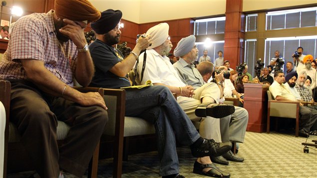 Des membres de la communauté sikh assistent à la conférence de presse donnée par les autorités, au lendemain de la fusillade à Oak Creek.
