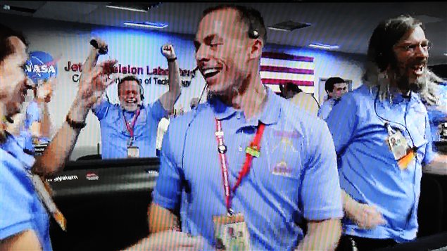 Les contrôleurs de la NASA explosent de joie après que le robot Curiosity se soit posé avec succès sur la planète Mars.