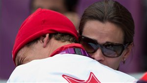Simon Whitfield dans les bras de sa femme