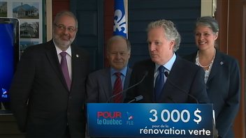 Le chef libéral Jean Charest, entouré des ministres Pierre Arcand (Développement durable et Environnement, Raymond Bachand (Finances) et de la candidate libérale dans Saint-François, Nathalie Goguen