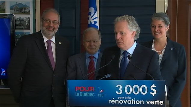 Le chef libéral Jean Charest, entouré des ministres Pierre Arcand (Développement durable et Environnement, Raymond Bachand (Finances) et de la candidate libérale dans Saint-François, Nathalie Goguen