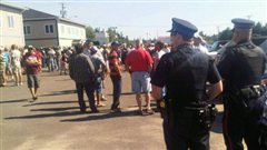 Des pêcheurs de homard manifestent devant le bureau du ministre Keith Ashfield à Fredericton.