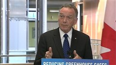 Le ministre de l'Environnement du Canada, Peter Kent, en conférence de presse le 8 août 2012