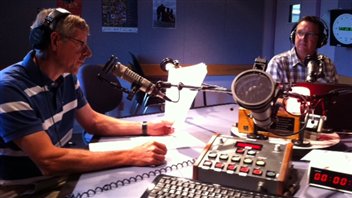 Les journalistes Richard Saindon et Harold Michaud lors de la dernière journée de diffusion dans les studio de la rue Saint-Jean-Baptiste à Rimouski.