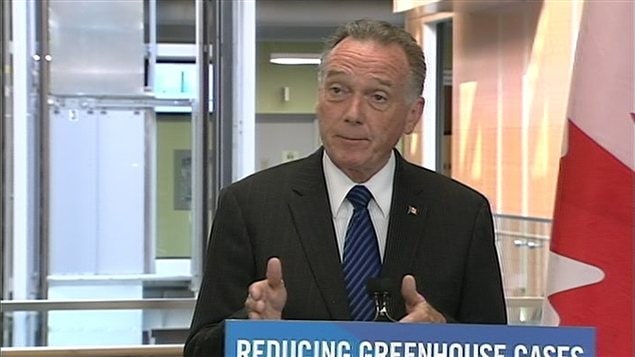 Le ministre de l'Environnement du Canada, Peter Kent, en conférence de presse le 8 août 2012