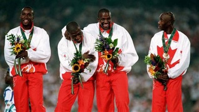 L'�quipe du 4 x 100 m du Canada, (de gauche � droite) Bruny Surin, Glenroy Gilbert, Donovan Bailey et Robert Esmie, c�l�brent leur m�daille d'or remport�e aux Jeux olympiques d'Atlanta de 1996.