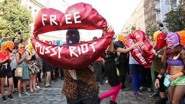 Des figurants montrent leur soutien à Pussy Riot lors du tournage de la vidéo de Peaches à Berlin