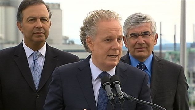 Entouré des ministres Sam Hamad et Clément Gignac, Jean Charest a nié toute intervention dans la fin de la filature d'Eddy Brandone.
