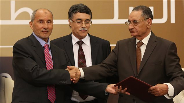 Le président du CNT libyen Moustapha Abdeljalil (à gauche) transfère le pouvoir au membre le plus âgé du CGN, Mohammed Ali Salim (à droite), le 8 août 2012.