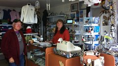 Danielle dans sa boutique de souvenirs