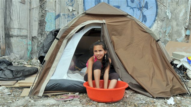 Une fillette dans un camp de Roms en banlieue de Lyon en France